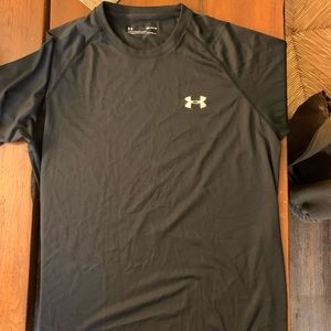 Men’s size medium Under Armour heatgear shirt